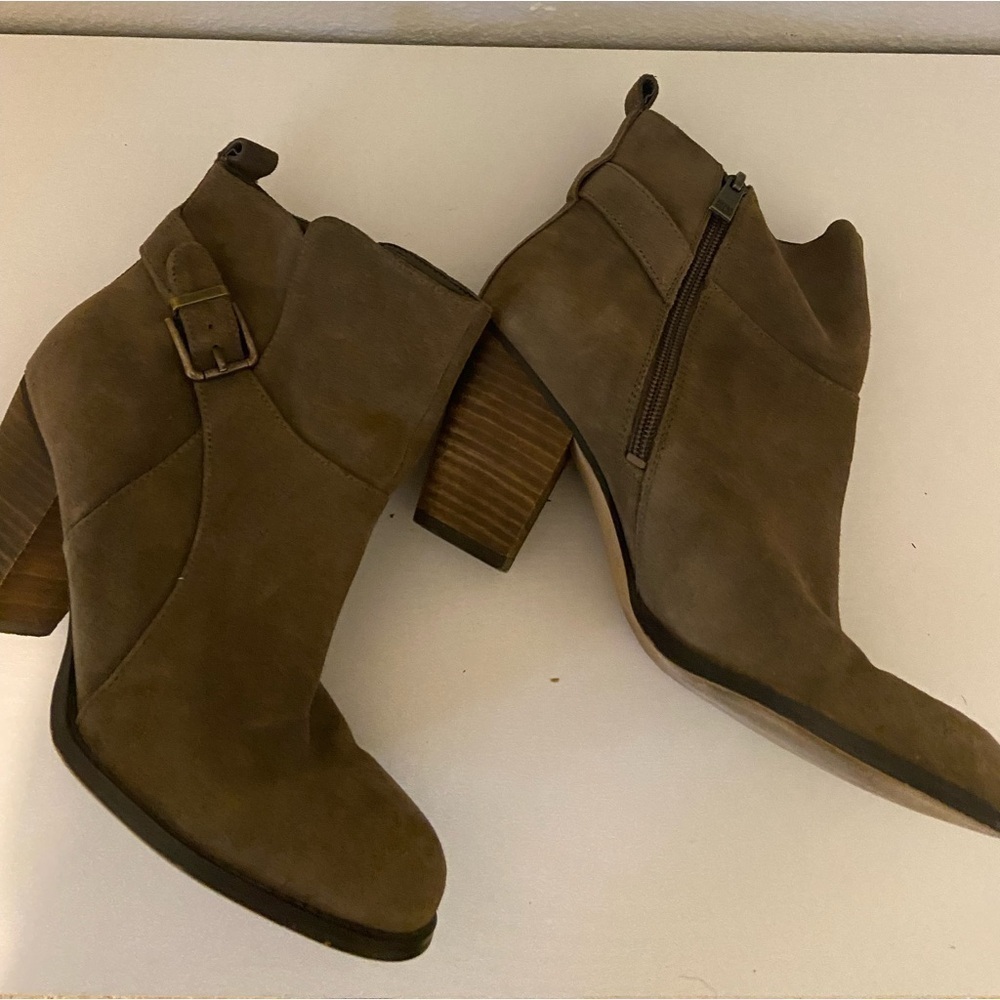 Ivanka Trump suede bootie-brown, size 8